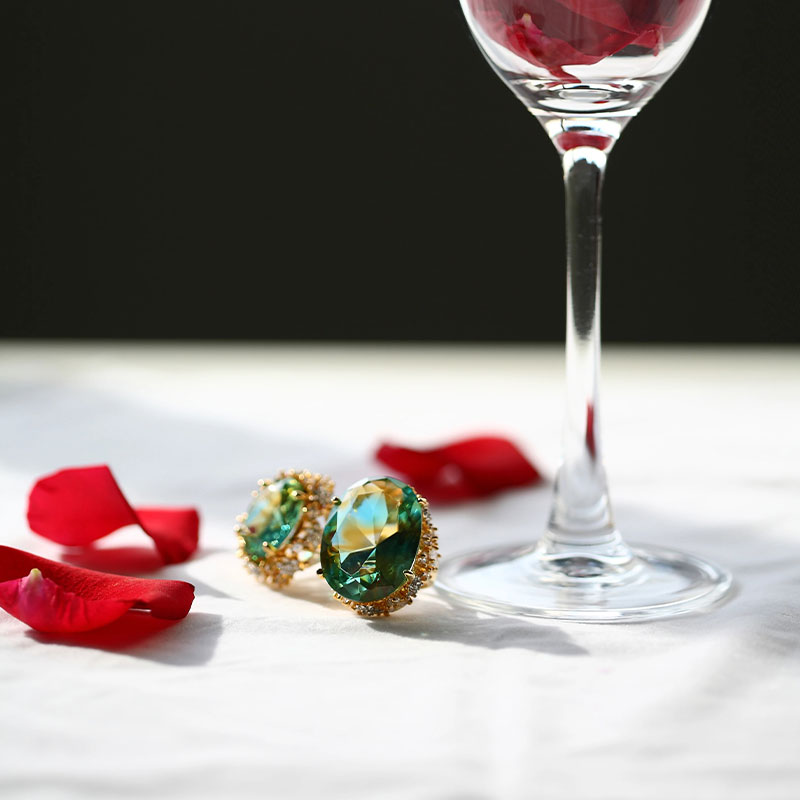 گوشواره شیشه ای سبز با گوشواره طلایی