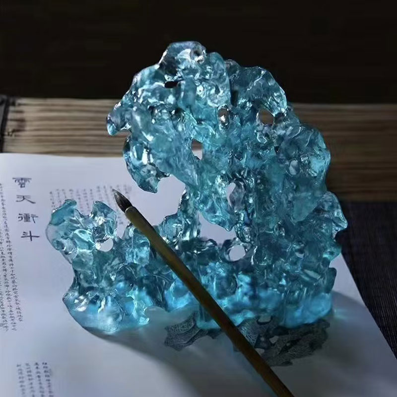 زیورآلات شیشه ای آبی رنگی به شکل سنگ