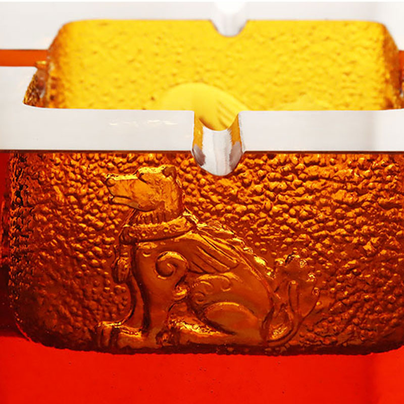 زیرسیگاری شیشه ای قرمز با نقوش برجسته حیوانات