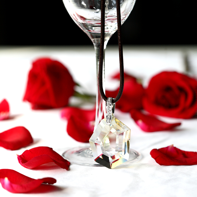 گردنبند رنگ نقره ای با نصب طرح آویز شیشه ای