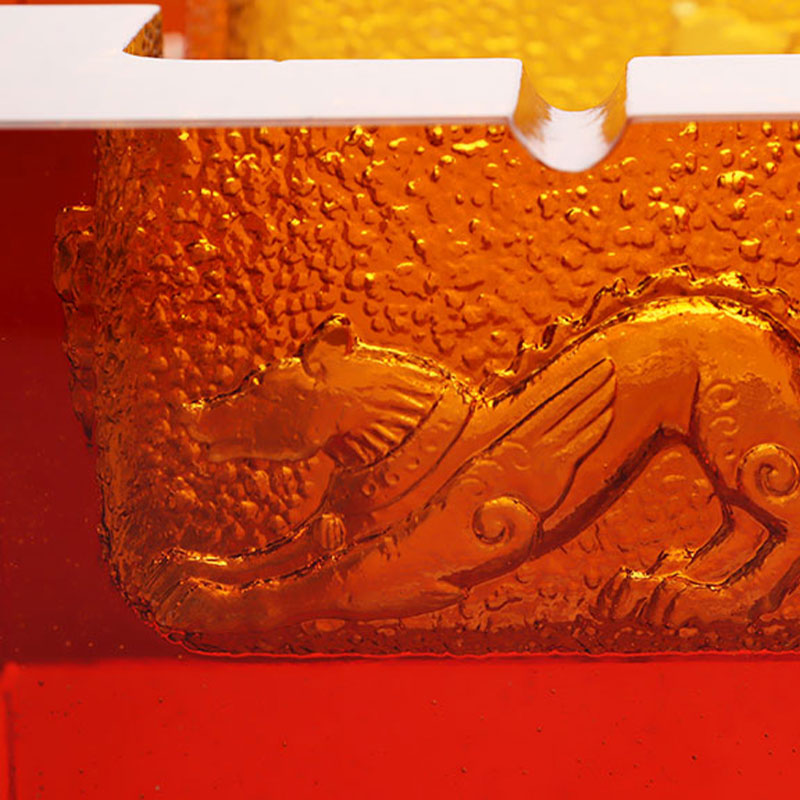 زیرسیگاری شیشه ای قرمز با نقوش برجسته حیوانات