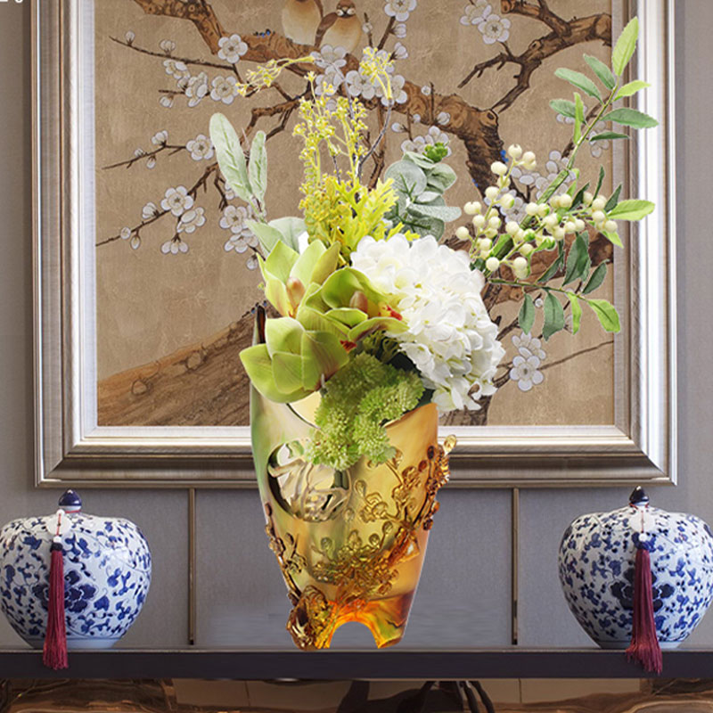 تزیینات منزل گلدان شیشه ای کهربایی طرح حکاکی شده شکوفه آلو