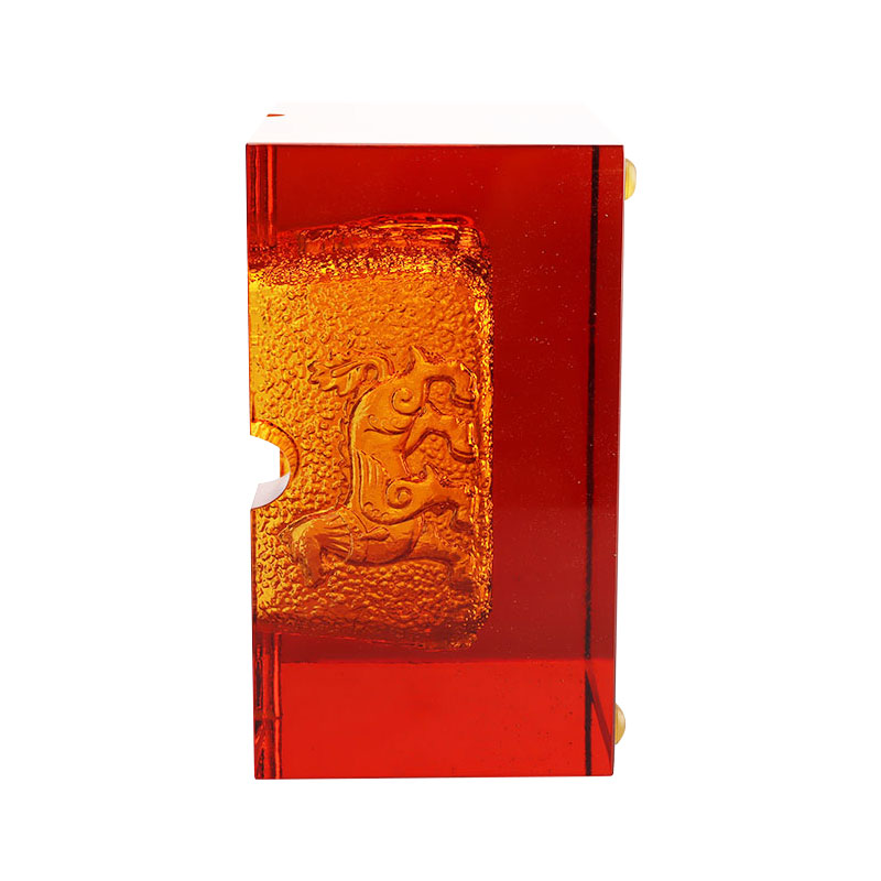 زیرسیگاری شیشه ای قرمز با نقوش برجسته حیوانات