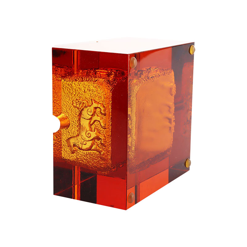 زیرسیگاری شیشه ای قرمز با نقوش برجسته حیوانات