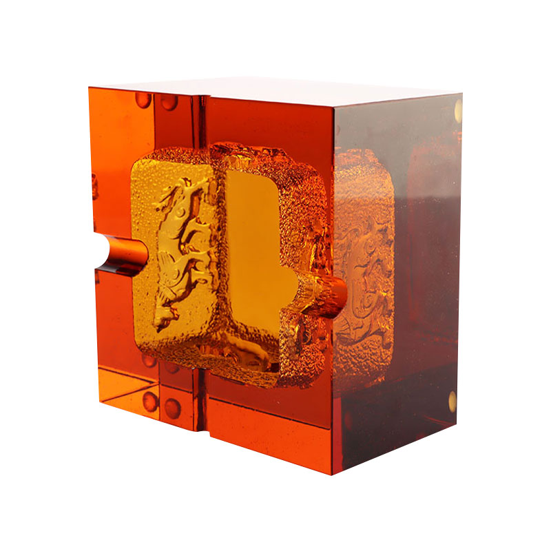 زیرسیگاری شیشه ای قرمز با نقوش برجسته حیوانات