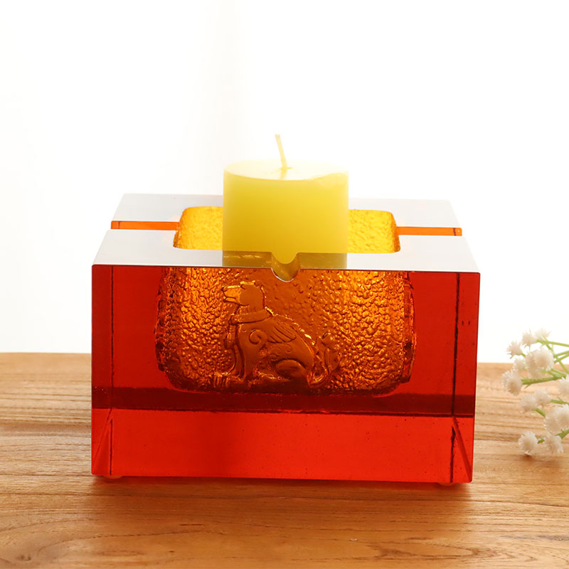 زیرسیگاری شیشه ای قرمز با نقوش برجسته حیوانات