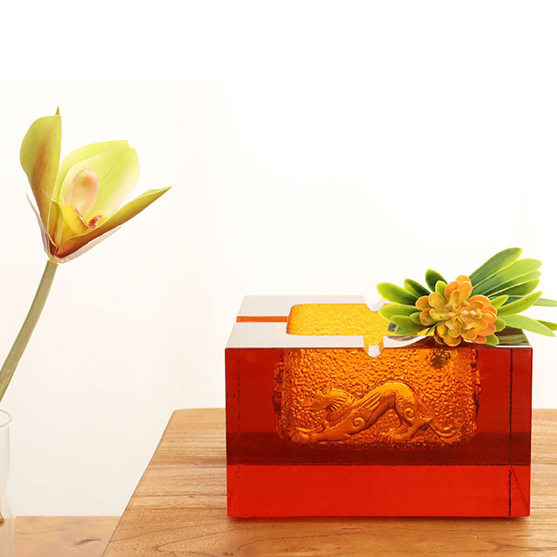 زیرسیگاری شیشه ای قرمز با نقوش برجسته حیوانات