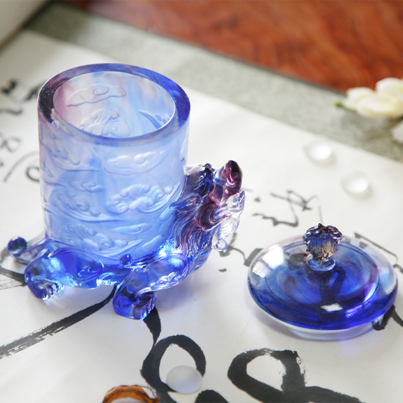 فنجان کریستالی شیشه ای آبی با درب، پایه جانور افسانه ای