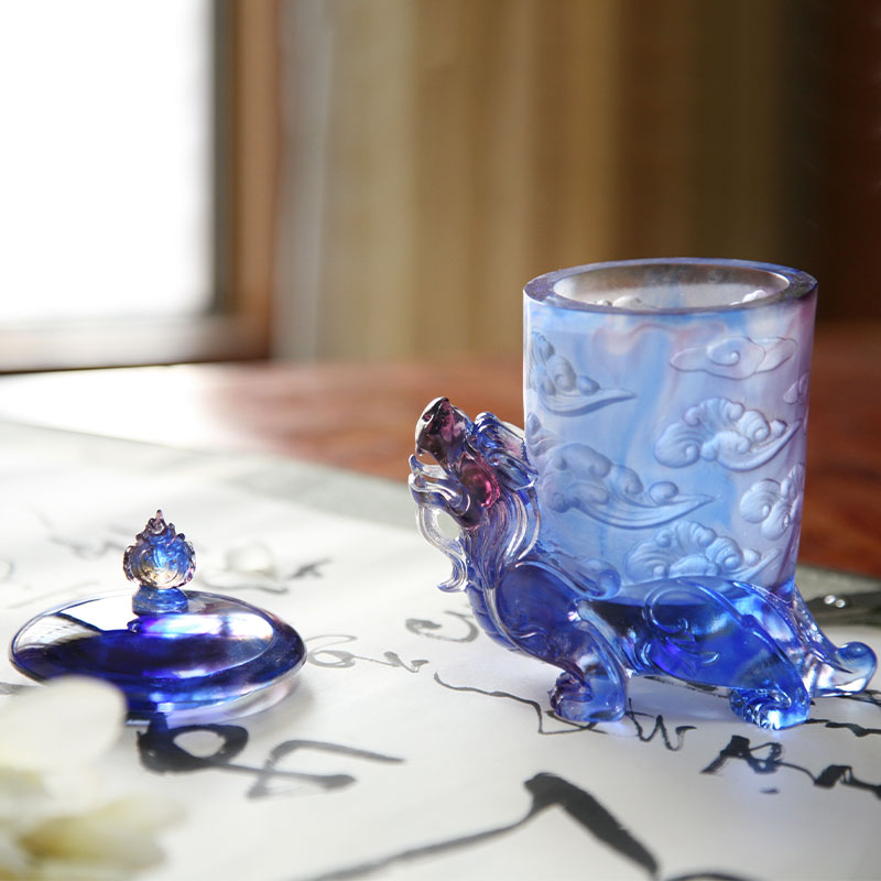 فنجان کریستالی شیشه ای آبی با درب، پایه جانور افسانه ای
