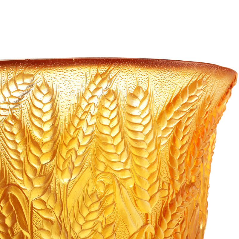 گلدان شیشه ای کهربایی منبت کاری شده با خوشه های گندمی