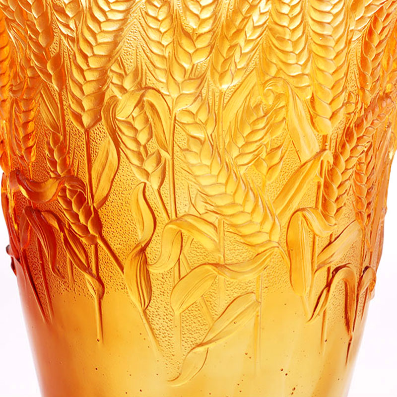 گلدان شیشه ای کهربایی منبت کاری شده با خوشه های گندمی