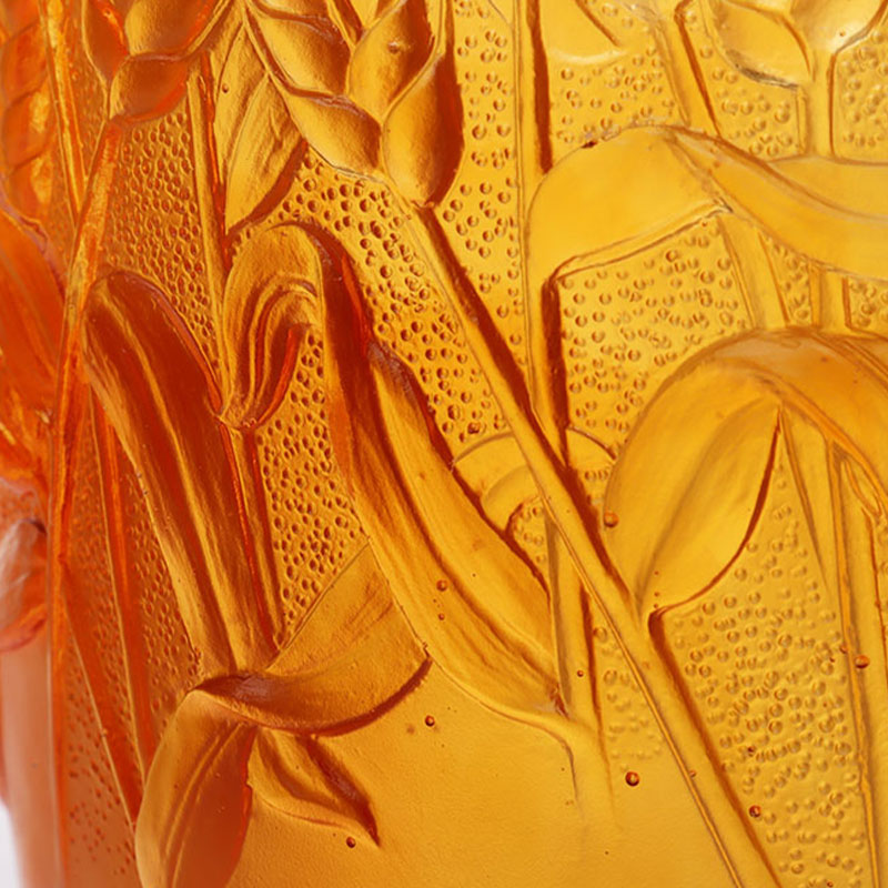 گلدان شیشه ای کهربایی منبت کاری شده با خوشه های گندمی