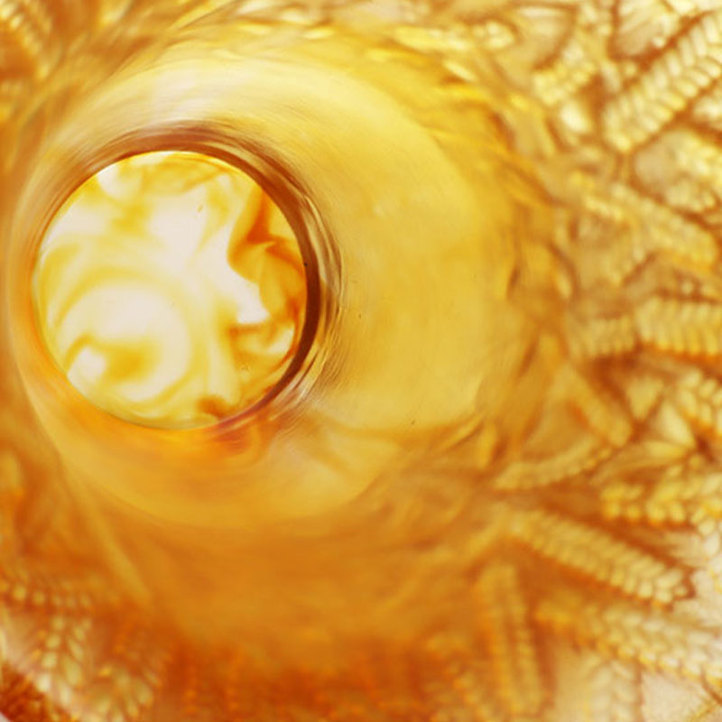 گلدان شیشه ای کهربایی منبت کاری شده با خوشه های گندمی